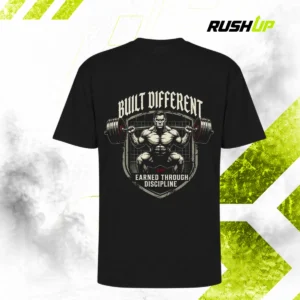 Modelo masculino mostrando la parte trasera de camiseta oversize RushUp con estampado en espalda.