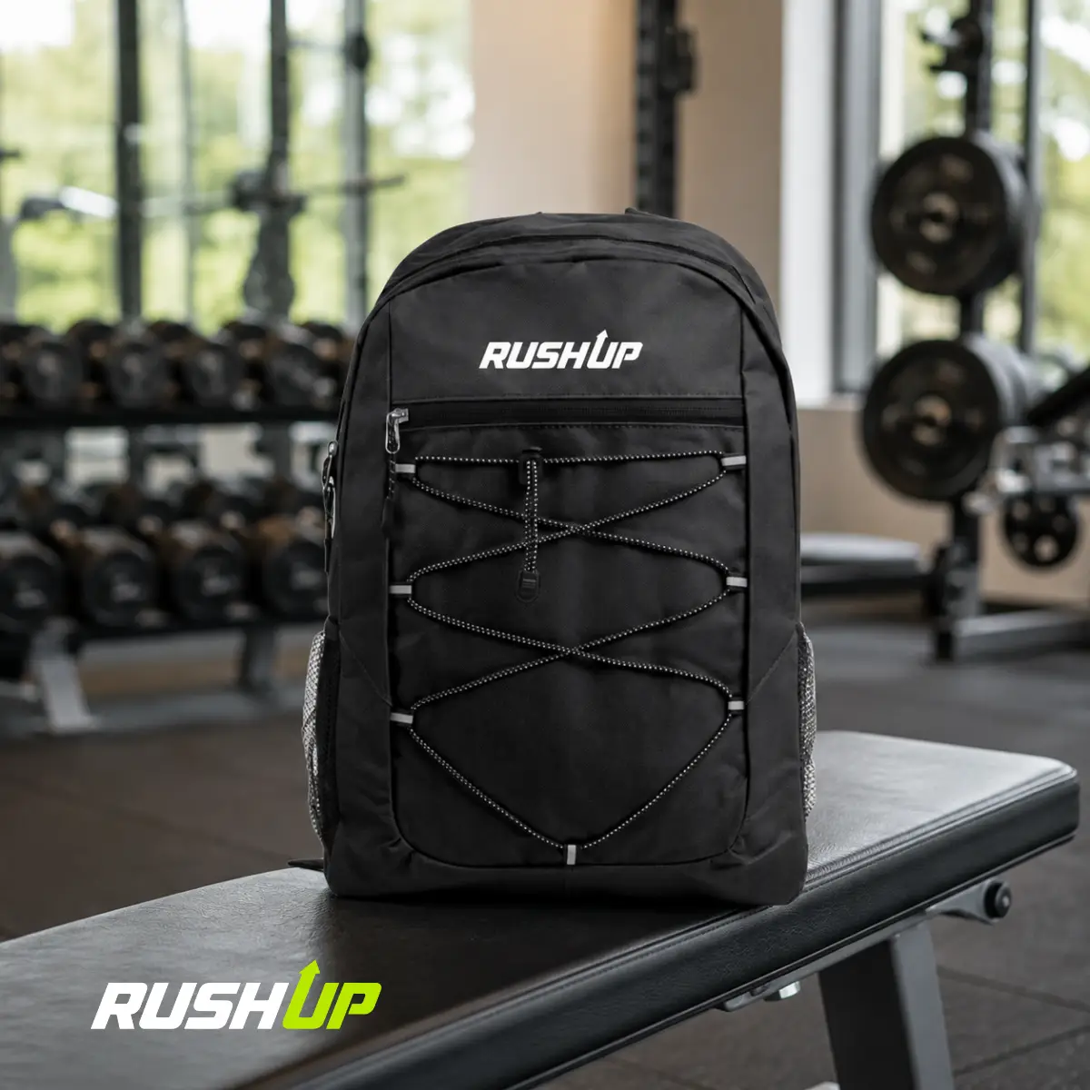 Mochila Deportiva 18L RushUp | Ligera, Resistente y Funcional 2 Mochila deportiva RushUp sobre banco de gimnasio